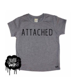 Befestigt, Kid, Befestigung Elternschaft, befestigt Baby, Kinder Grafik-t-Shirt, lustige Kinder T-Shirt, Kinderkleidung, Babyjungen, Mädchen, Kleinkind-Shirt
