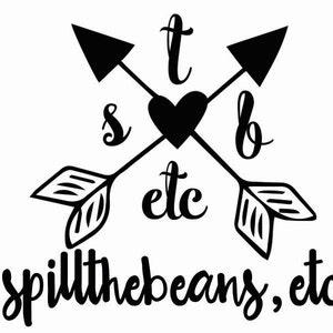 Puede incluir: Dise&ntilde;o gr&aacute;fico en blanco y negro con dos flechas cruzadas en el medio. Las flechas tienen plumas y el texto "t s b etc" est&aacute; escrito en el medio. El texto "spillthebeans, etc" est&aacute; escrito debajo de las flechas.