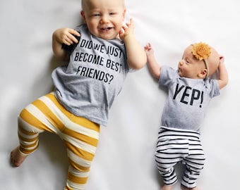 Camisetas a juego para mejores amigos Gemelos ¿Acabamos de convertirnos en mejores amigos? ¡Sí! Anuncio de embarazo de hermanos BFF hermanos hermanas Amigo original