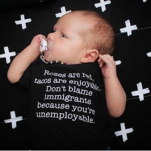 Rosas son rojo divertido humanitario liberal izquierda niño de moda adolescente o bodysuit bebé niño niño niña ropa dumpTrump apoyo DACA inmigrantes