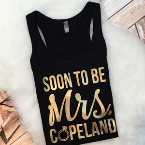 Bald werden Frau benutzerdefinierte neue Nachname Braut Braut Bachelorette Partei Tank-Tops Ehering Trauzeugin Panzer Plus Size XS-4 X