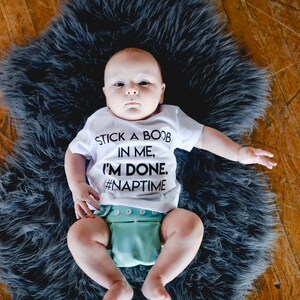Stick a Boob, Camisa de lactancia divertida, bebé amamantado, camiseta gráfica del niño pequeño, camisa divertida de los niños, camisa de los niños, camisa de las niñas, regalo de la ducha del bebé,