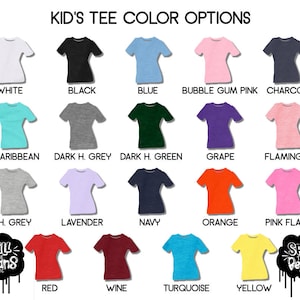 Op de afbeelding: Een grafiek met 16 verschillende kleuropties voor kinder T-shirts. De kleuren omvatten wit, zwart, blauw, bubblegum roze, antraciet, Caribisch, donker heather grijs, donker heather groen, druif, flamingo, heather grijs, lavendel, marine, oranje, roze flash, rood, wijn, turquoise en geel.
