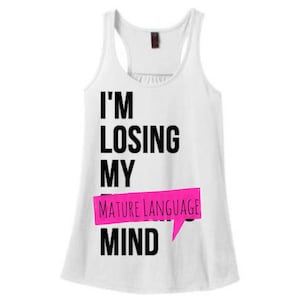 Könnte beinhalten: Weißes Tanktop mit schwarzem Text, der "Ich verliere meinen reifen Sprachverstand" lautet. Die Worte "reife Sprache" stehen in einem rosa Kasten.