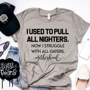 Puede incluir: Una camiseta gris jaspeada con texto negro que dice "Solía ​​hacer noches enteras. Ahora lucho con los días enteros. -Maternidad-"