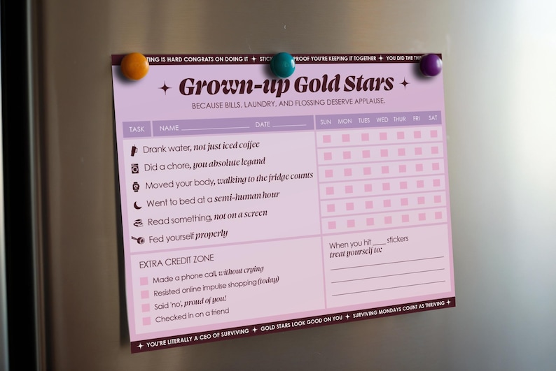 Pu&ograve; includere: Un promemoria "Grown-up Gold Stars" color lavanda, tenuto in posizione da tre magneti colorati. L'elenco include attivit&agrave; come bere acqua, fare lavori domestici e leggere. &Egrave; visibile anche il testo "BECAUSE BILLS, LAUNDRY, AND FLOSSING DESERVE APPLAUSE".