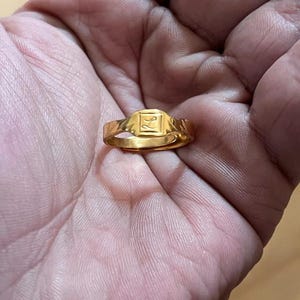 Anillo chapado en oro con la letra "L" grabada a mano