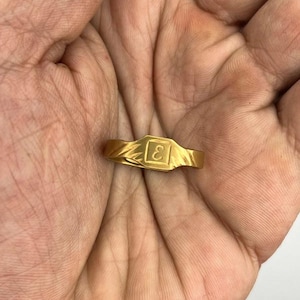 Anillo chapado en oro con la letra "E" grabada a mano. Chapado en oro de 24 quilates.