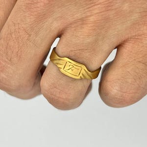 Anillo chapado en oro con la letra "F" grabada a mano. Bañado en oro de 24 quilates.