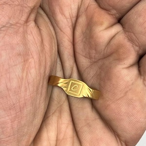 Anillo chapado en oro de 24 quilates con inicial grabada a mano. Anillo ajustable hecho a mano. Regalo unisex personalizado.