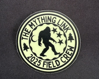 Pegatina que brilla en la oscuridad de la tripulación de campo de críptidos de Bigfoot