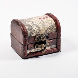 Mini cofre del tesoro pirata: pequeño joyero vintage con mapa del Viejo Mundo, 7,6 x 6,35 cm, ideal como recuerdo de fiesta.