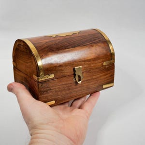 Cofre del tesoro con detalles de latón: joyero de madera para recuerdos con candado pequeño a elección.