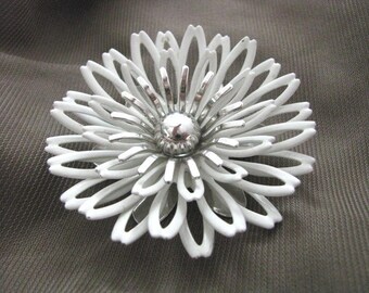 Vintage White Petals enamel flower pin w/silver center by Sarah Coventry