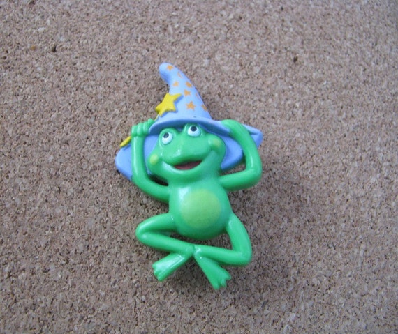 Hallmark green frog w/ wizard hat 1985 brooch pin - image 3