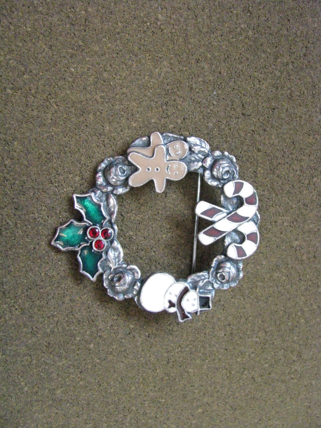 Lot De 2 Broches Vintage En étain (pewter) Thème Fêtes - État Argenté, Sans Défauts