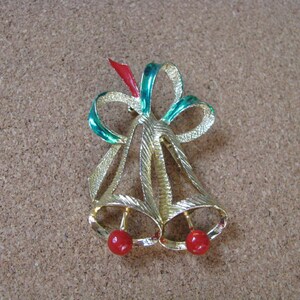 Vintage GERRY'S 1950s' christmas ribbon bell motif brooch