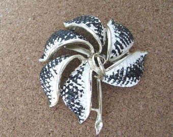 Vintage  Black White Enamel Pinwheel Flower Pin Brooch