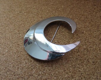 Modern silver tone CRESCENT swirl brooch pin by Sarah Coventry