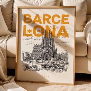 Puede incluir: Una lámina enmarcada con un dibujo a tinta negra de la Sagrada Familia en Barcelona, España. La palabra BARCELONA está impresa en letras grandes y negritas de color naranja en la parte superior, con la palabra SPAIN en letra pequeña abajo.