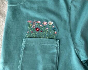 Comfort Colours-shirt met zak en wilde bloemen.