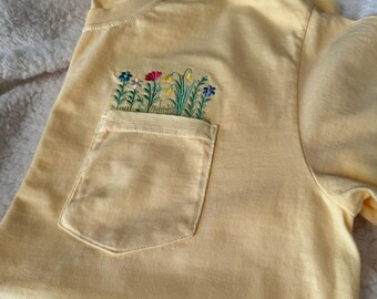 Comfort Colours-shirt met zak en wilde bloemen.