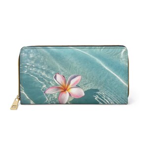 Carteira Tropical Serenity com zíper, Plumeria flutuando no paraíso, Estampas de verão, Carteira fofa, Carteira de couro sintético, Carteira feminina