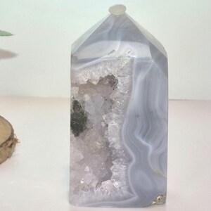 Blauer Achat mit Druzy Turm