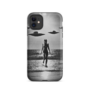 Funda para iPhone con mujer y ovni: arte surrealista de ciencia ficción