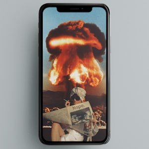 Może przedstawiać: Smartfon wyświetlający obraz w stylu vintage przedstawiający osobę czytającą gazetę ze słowem "Nope", a w tle eksplozja jądrowa. Obraz ma estetykę retro.