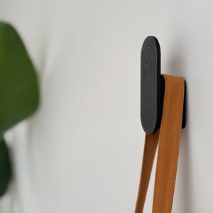 Gancio da Parete a Forma di Pillola - Montaggio Invisibile per Cappotti e Borse, Nero e Verde Oliva, Texture Liscia e Ruvida