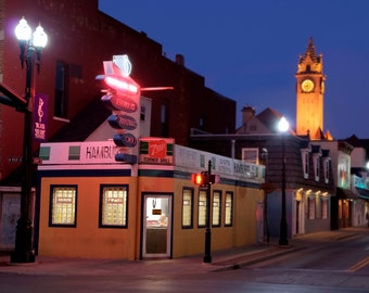 Café de la ciudad natal, foto de arte, pueblo pequeño, Bowling Green, Ohio, nostalgia, medio oeste de América, foto de la noche, Corner Grill, colorido, Americana