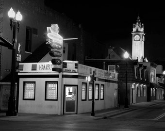 Café de la ciudad natal, fotografía artística, pequeña ciudad, Bowling Green, Ohio, nostalgia, medio oeste de Estados Unidos, fotografía nocturna, Corner Grill, blanco y negro,