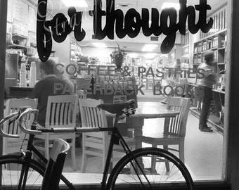 motivo de reflexión, café, librería, bicicleta, lugar agradable, Bowling Green, Ohio, fotografía artística en blanco y negro, cafetería