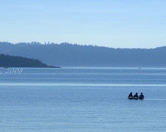 Encuentro en Azul, Fotografía de Arte, paisaje marino, sereno, agua, montañas, azul, gente, kayakistas, clandestino,