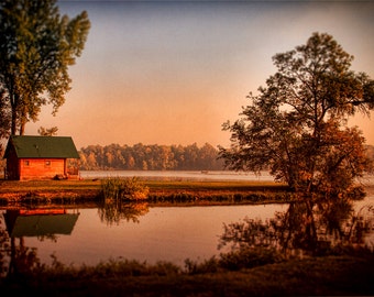 impresión de cabaña en el lago, estado de ánimo pictórico, nostálgico, vista al lago, bosques, camping, paisaje, naturaleza, colores dorados, luz del amanecer, hogar / oficina