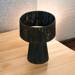 Lampe à poser en raphia noir fait main – 自然光ファイバーの照明器具 – Lampe de table bohèmeシック – 装飾職人のモダンなランプ