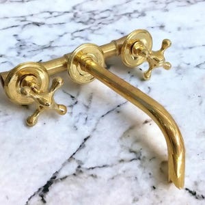 Wastafelkraan voor wandmontage ongelakt messing