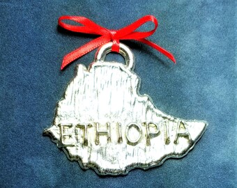 Adorno de peltre de Etiopía, fabricado en Estados Unidos.