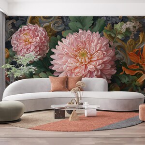 Peut inclure: Un salon avec une murale florale représentant de grands chrysanthèmes roses. Un canapé blanc incurvé avec deux coussins bruns est placé devant la murale. Une table basse ronde en verre et un tapis à motifs complètent le décor.