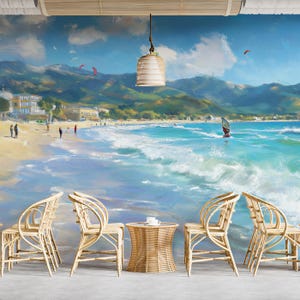 Può includere: Un murale raffigurante una scena di spiaggia con acqua turchese, una spiaggia sabbiosa e montagne sullo sfondo. Sedie in vimini colorate e un tavolino completano la scena, creando un'atmosfera rilassante.
