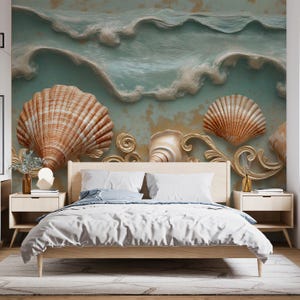 Pode incluir: Um quarto com uma cama de madeira clara, roupa de cama branca e duas mesinhas de cabeceira. A parede atrás da cama apresenta um mural de conchas e ondas oceânicas em tons de castanho, dourado e verde-azulado. Elementos decorativos dourados também estão presentes.