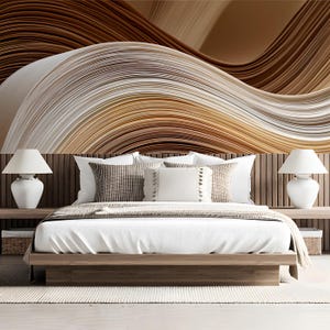 Op de afbeelding: Een platformbed met een wit dekbed en meerdere kussens staat tegen een muur met een grote muurschildering van abstracte, vloeiende papierachtige rondingen in tinten crème, beige en bruin. Twee witte tafellampen flankeren het bed op houten nachtkastjes.