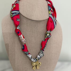 Schal Halskette | Charm Schal Halskette | Helle Bandana Style Pferd Reiter Print Halskette Gold Bow Charm Coquette