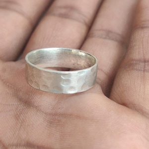 Anello a fascia in argento sterling martellato fatto a mano: gioielli da sposa massicci