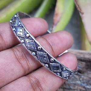 Handgefertigter oxidierter Silber Tribal Armreif | Ethno Muster Armreif | Vintage Boho Schmuck für Männer & Frauen | Geschenk für Sie/Ihn