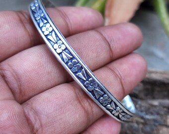 Brazalete floral hecho a mano en plata de ley: Pulsera oxidada grabada