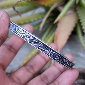 Pulseira de prata esterlina 925 feita à mão com design floral – Pulseira estilo vintage oxidada – Pulseira de prata para mãe – Presente para ela