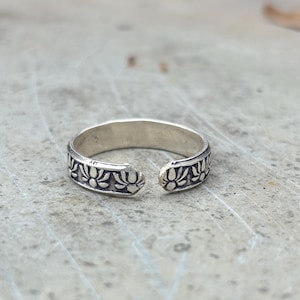 Sterling Silver Floral Ring: Engraved Boho Flower Band