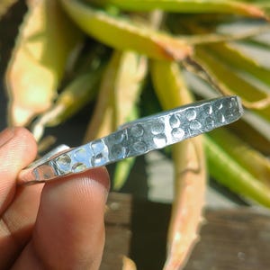 Bracelet en argent martelé fait main | Bracelet réglable en argent sterling 925 | Cadeau bijoux minimaliste pour maman | Bracelet jonc texturé pour femme